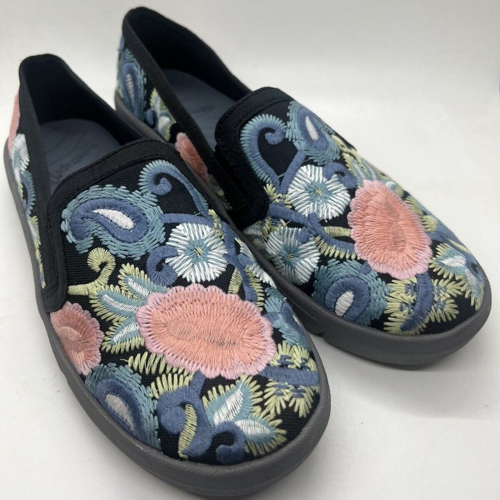 New Baretraps Embroidered Sneakers 7W like Johnny Was